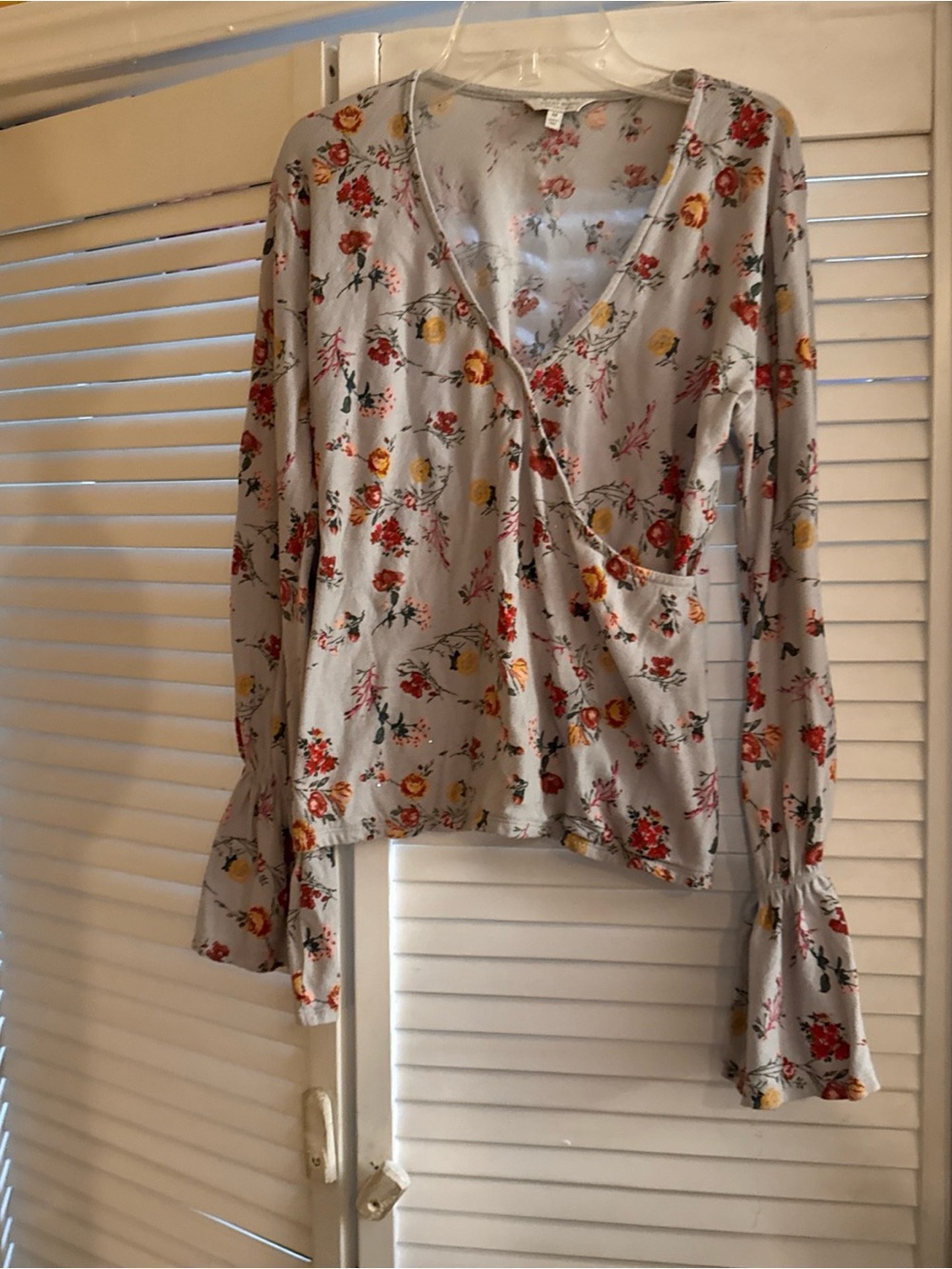 Lucky Brand Light Gray Floral V-Neck Long Sleeve Top